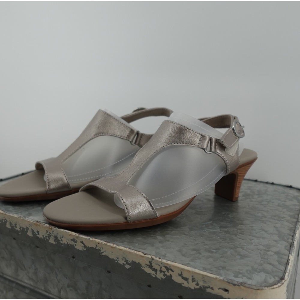 Munro‎ Marta Metallic Pewter Leather T-Strap Kitten Heel Sandals 8M M473141